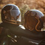 deux casques de moto
