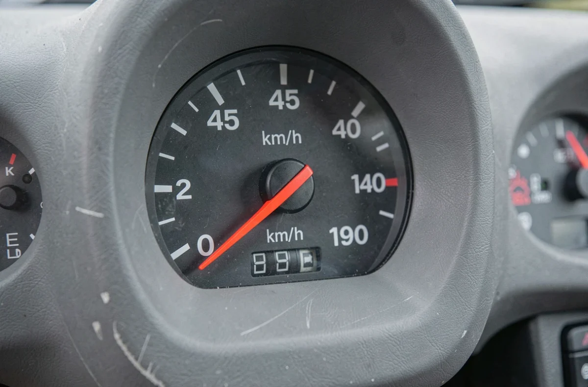 Compteur de vitesse d'une voiture sans permis affichant la vitesse maximale légale de 45 km/h