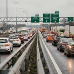 Embouteillage sur la rocade de Rennes après un accident de la route, véhicules arrêtés et feux de détresse allumés