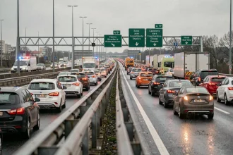 Embouteillage sur la rocade de Rennes après un accident de la route, véhicules arrêtés et feux de détresse allumés