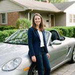 Femme confiante près d'une Porsche roadster élégante