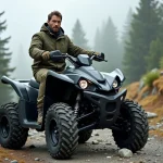 Homme adulte sur un quad électrique sur un sentier de randonnée en montagne entouré de pins