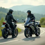 Deux motards en tenue moderne discutent à côté de leurs motos sur une route de campagne