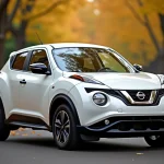Nissan Juke essence garé dans une rue résidentielle, vue trois quarts avant mettant en valeur le design compact du SUV
