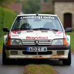 Peugeot 306 Maxi en version rallye garée sur une route de campagne française entourée de haies vertes
