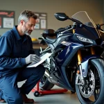 Mécanicien moto professionnel examinant un disque de frein